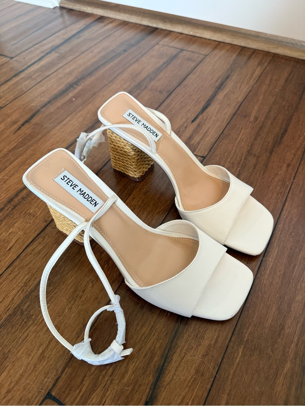 STEVE MADDEN
ROZLYN SANDAL WHITE LEATHER size 10 - Picture 4 of 14